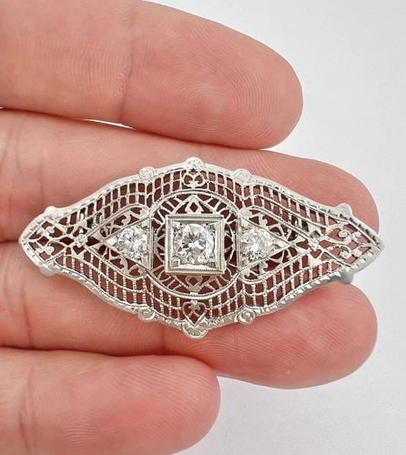 ANTIQUE ART DECO 14K WHITE GOLD VS .80CT APPROX. DIAMOND FILIGREE BROOCH PIN: ANTIQUE ART DECO 14K WHITE GOLD VS .80CT APPROX. DIAMOND FILIGREE BROOCH PIN Antique Art Deco 14K White Gold VS .80ct Approx. Diamond Filigree Brooch Pin Size: 1 3/4" Wide By About 1" Tall Metal: 14k 
