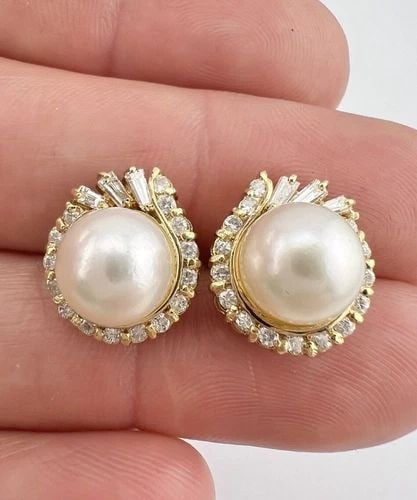 14K YELLOW GOLD 9MM MABE PEARL & ROUND & BAGUETTE DIAMOND HALO POST EARRINGS: 14K YELLOW GOLD 9MM MABE PEARL & ROUND & BAGUETTE DIAMOND HALO POST EARRINGS Fine 14k Yellow Gold 9mm Mabe Pearl & Round & Baguette Diamond Halo Post Earrings Size: 5/8" (14mm) Tall & 1/2" (12.5mm) Wi