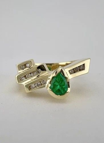 LEVIAN 14K YELLOW GOLD PEAR EMERALD & DIAMOND HALO RING: LEVIAN 14K YELLOW GOLD PEAR EMERALD & DIAMOND HALO RING LeVian 14K Yellow Gold Pear Emerald & Diamond Halo Ring Size: 7 - Can Be Sized Without Damaging Weight is 7.6 Grams on My Scale Metal: 14k Yello