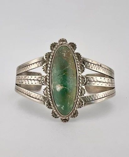 ANTIQUE EARLY 1930S NAVAJO COIN SILVER CERRILLOS TURQUOISE STAMPED CUFF BRACELET (1 of 2)