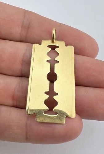 2" - VINTAGE ITALIAN 18K YELLOW GOLD RAZOR BLADE CHARM PENDANT - 4.9G (1 of 2)