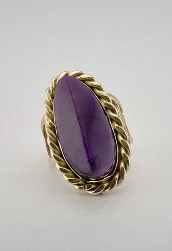 VINTAGE NAVAJO 14K YELLOW GOLD CARVED PURPLE SUGLITE HANDMADE RING 8.5G: VINTAGE NAVAJO 14K YELLOW GOLD CARVED PURPLE SUGLITE HANDMADE RING 8.5G Vintage Navajo 14k Yellow Gold Carved Purple Suglite Handmade Ring 8.5g Ring Size: 5.5 - Can be Resized Weight is 8.5 Grams on m