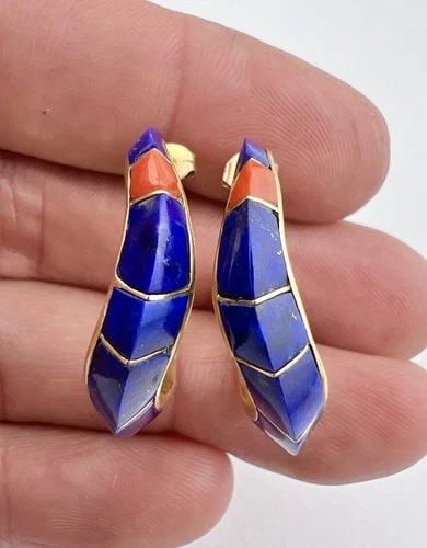 VTG NAVAJO 14K YELLOW GOLD LAPIS LAZULI & CORAL INLAY ZIG ZAG HOOP POST EARRINGS: VTG NAVAJO 14K YELLOW GOLD LAPIS LAZULI & CORAL INLAY ZIG ZAG HOOP POST EARRINGS Vtg Navajo 14k Yellow Gold Lapis Lazuli & Coral Inlay Zig Zag Hoop Post Earrings Size: 1 1/8" Tall & 1 1/8" Wide Weight