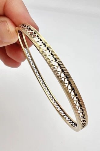 ANTIQUE ART DECO 14K YELLOW GOLD FILIGREE OVAL BANGLE BRACELET: ANTIQUE ART DECO 14K YELLOW GOLD FILIGREE OVAL BANGLE BRACELET Antique Art Deco 14k Yellow Gold Filigree Oval Bangle Bracelet Size: 7 1/4" Total Circumference By 5mm Wide Metal: 14k Yellow Gold Weight