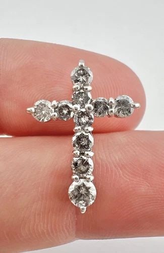 DESIGNER .900 PLATINUM 1.00CT DIAMOND CROSS PENDANT: DESIGNER .900 PLATINUM 1.00CT DIAMOND CROSS PENDANT Designer .900 Platinum 1.00ct Diamond Cross Pendant Size: 7/8" Tall By 5/8" Wide Metal: .900 Platinum - Hallmarked & Tested Weight is 2.6 Grams on m