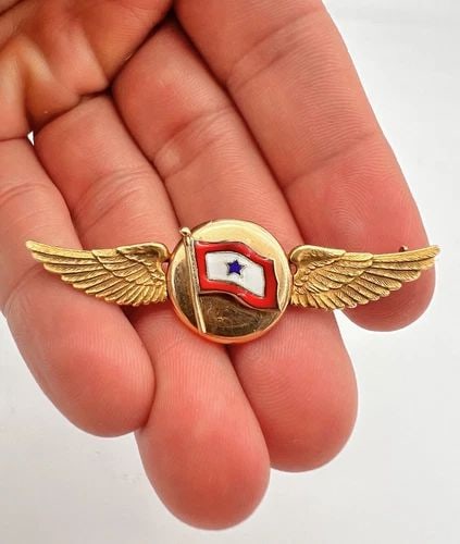 OLD WWII NAVY 14K GOLD SERVICE FLAG PHOTO LOCKET MILITARY WINGS BADGE PIN 7.5G: OLD WWII NAVY 14K GOLD SERVICE FLAG PHOTO LOCKET MILITARY WINGS BADGE PIN 7.5G Antique WWII Navy 14k Gold SERVICE FLAG Photo Locket Military Wings Badge Pin Size: 2 1/8" Wide By 5/8" Tall Metal: 14k Y