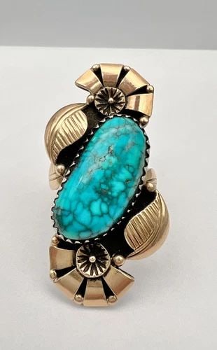 VTG NAVAJO STERLING SILVER & 14K GOLD LONE MOUNTAIN TURQUOISE STAMPED RING: VTG NAVAJO STERLING SILVER & 14K GOLD LONE MOUNTAIN TURQUOISE STAMPED RING Vtg Navajo Sterling Silver & 14k Gold Lone Mountain Turquoise Stamped Ring Ring Size: 7.5 Weight is 19.7 Grams on my scale Me