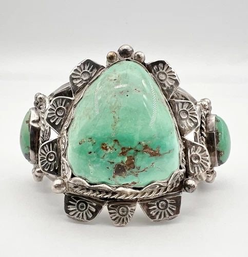 VTG APACHE STERLING SILVER CARICO LAKE TURQUOISE CARINATED CUFF BRACELET 133.1G: VTG APACHE STERLING SILVER CARICO LAKE TURQUOISE CARINATED CUFF BRACELET 133.1G Vtg Navajo Sterling Silver Carico Lake Turquoise Carinated Cuff Bracelet 133.1g Cuff is 5" tip to Tip and has a Over 1 1