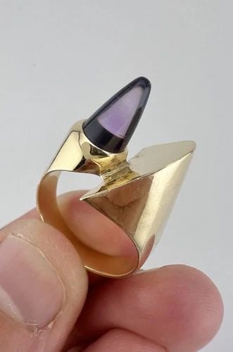 VTG DESIGNER MODERNIST GEOMETRIC 14K YELLOW GOLD AMETHYST BULLET POINT RING: VTG DESIGNER MODERNIST GEOMETRIC 14K YELLOW GOLD AMETHYST BULLET POINT RING Vtg Designer Modernist Geometric 14k Yellow Gold Amethyst Bullet Point Ring Size: 8 - Can Be Resized Total Weight is 6.9 Gra