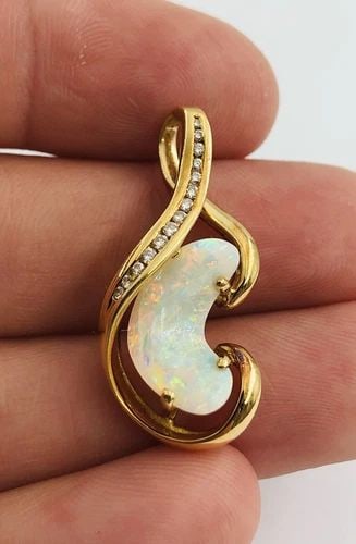 VINTAGE 18K YELLOW GOLD & AUSTRALIAN FIRE OPAL & DIAMOND PENDANT: VINTAGE 18K YELLOW GOLD & AUSTRALIAN FIRE OPAL & DIAMOND PENDANT Vintage 18k Yellow Gold & Australian Fire Opal & Diamond Pendant Size: Over 1 1/4" Tall By 5/8" Wide Weight Is 5.4 Grams Metal: 18k Yel