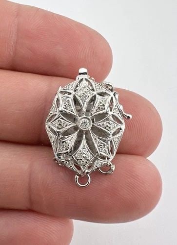 VTG 14K WHITE GOLD & DIAMOND FILIGREE CLASP 3 STRAND BRACELET NECKLACE FINDINGS: VTG 14K WHITE GOLD & DIAMOND FILIGREE CLASP 3 STRAND BRACELET NECKLACE FINDINGS Vtg 14k White Gold & Diamond Filigree Clasp 3 Strand Bracelet Necklace Findings Size: 1" Wide From O Ring to O Ring By 1
