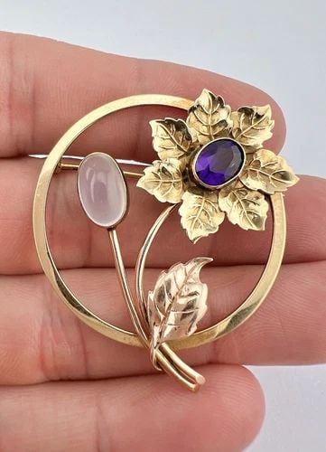 ANTIQUE 14K YELLOW GOLD MOONSTONE & AMETHYST FLORAL ROUND PIN BROOCH 7.5G: ANTIQUE 14K YELLOW GOLD MOONSTONE & AMETHYST FLORAL ROUND PIN BROOCH 7.5G Antique 14k Yellow Gold Moonstone & Amethyst Floral Round Pin Brooch 7.5g Size: 1 3/4" Tall by 1 1/2" Wide Weight is 7.5 Grams