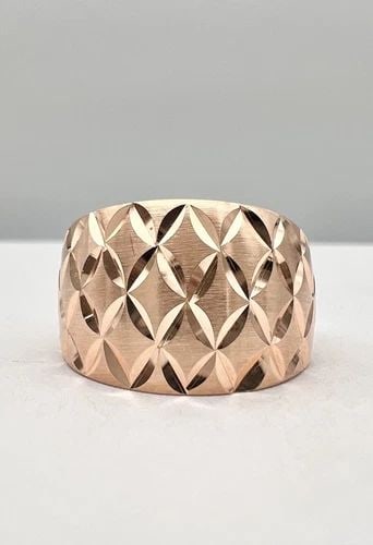 DESIGNER 14K ROSE GOLD DIAMOND CUT CRISS CROSS PATTERN WIDE RING: DESIGNER 14K ROSE GOLD DIAMOND CUT CRISS CROSS PATTERN WIDE RING Designer 14k Rose Gold Diamond Cut Criss Cross Pattern Wide Ring Ring Size: 9 - Can Be Resized Metal: 14k Yellow Gold - Tested & Hallma