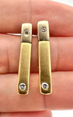 DESIGNER MODERNIST 14K YELLOW GOLD SATIN FINISH .15CT DIAMOND DANGLE EARRINGS: DESIGNER MODERNIST 14K YELLOW GOLD SATIN FINISH .15CT DIAMOND DANGLE EARRINGS Designer Modernist 14k Yellow Gold Satin Finish .15ct Diamond Dangle Earrings Size: 1 1/8" Tall With Dangle By Almost 1/4"