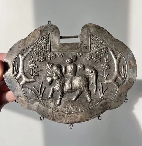 MASSIVE 7 1/8" ANTIQUE OLD CHINESE SILVER ORNATE REPOUSSE SCENE LOCK PENDANT: MASSIVE 7 1/8" ANTIQUE OLD CHINESE SILVER ORNATE REPOUSSE SCENE LOCK PENDANT MASSIVE 7 1/8" Antique Old Chinese Silver Ornate REPOUSSE Scene Lock Pendant Size: Around 6" Tall By 7 1/8" Wide Metal: Tes
