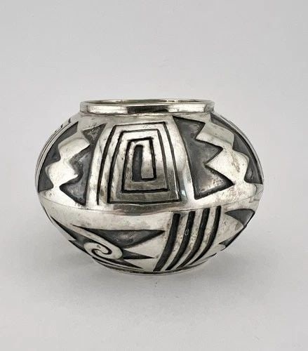 RARE VTG NAVAJO STERLING SILVER DETAILED DEEP STAMPED TRIBAL OVERLAY WEED POT (1 of 2)