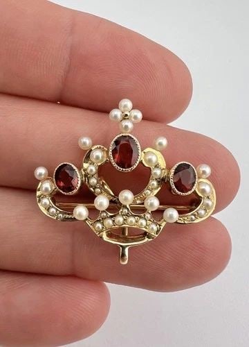 ANTIQUE VICTORIAN 14K YELLOW GOLD HESSONITE GARNET & SEED PEARL CROWN PIN BROOCH: ANTIQUE VICTORIAN 14K YELLOW GOLD HESSONITE GARNET & SEED PEARL CROWN PIN BROOCH Antique Victorian 14k Yellow Gold Hessonite Garnet & Seed Pearl Crown Pin Brooch Size: 1 1/8" Tall & 1 1/4" Wide Metal: