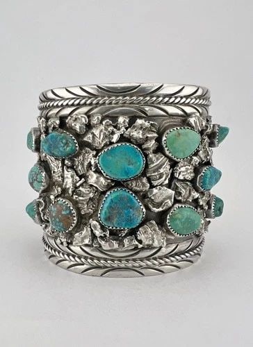 HUGE 2.5" VTG NAVAJO STERLING SILVER TURQUOISE NUGGET WIDE CUFF BRACELET 146.5G: HUGE 2.5" VTG NAVAJO STERLING SILVER TURQUOISE NUGGET WIDE CUFF BRACELET 146.5G HUGE 2.5" Vtg Navajo Sterling Silver Turquoise Nugget Wide Cuff Bracelet 146.5g Cuff is 5 3/4" tip to Tip and has an 1 1