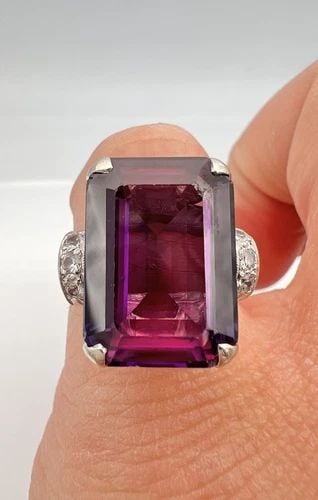 ANTIQUE 14K WHITE GOLD 18.72CT LAB CREATED COLOR CHANGE PURPLE SAPPHIRE RING: ANTIQUE 14K WHITE GOLD 18.72CT LAB CREATED COLOR CHANGE PURPLE SAPPHIRE RING Antique 14k White Gold 18.72ct Lab Created Color Change Purple Sapphire Ring Size: 6.75 - Can be Resized Weight is 10.6 Gra