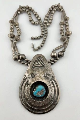MONROE ASHLEY NAVAJO STERLING SILVER BISBEE TURQUOISE PENDANT NECKLACE 153.6G: MONROE ASHLEY NAVAJO STERLING SILVER BISBEE TURQUOISE PENDANT NECKLACE 153.6G MASSIVE Vtg Monroe Ashley Navajo Sterling Silver Bisbee Turquoise Pendant Necklace 153.6g MEASUREMENTS: Necklace measures 