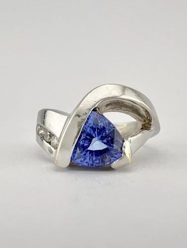 DESIGNER 14K WHITE GOLD TRILLION CUT TANZANITE & DIAMOND BYPASS RING: DESIGNER 14K WHITE GOLD TRILLION CUT TANZANITE & DIAMOND BYPASS RING Designer 14k White Gold Trillion Cut Tanzanite & Diamond Bypass Ring Size: 4.25 - Can Be Resized Weight is 5.3 Grams on my scale Me