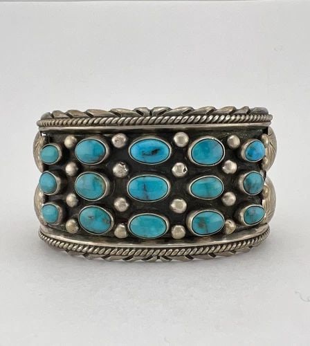 VTG NAVAJO BISBEE TURQUOISE STERLING SILVER STAMPED WIDE CUFF BRACELET 97.2G: VTG NAVAJO BISBEE TURQUOISE STERLING SILVER STAMPED WIDE CUFF BRACELET 97.2G Vtg Navajo Bisbee Turquoise Sterling Silver Stamped Wide Cuff Bracelet 97.2g Cuff is 5 3/4" tip to Tip and has an 1 1/4" Sl