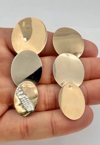 14K YELLOW GOLD MID CENTURY MODERNIST CONTEMPORARY GRADUATED OVAL POST EARRINGS: 14K YELLOW GOLD MID CENTURY MODERNIST CONTEMPORARY GRADUATED OVAL POST EARRINGS Vtg 14K Yellow Gold Mid Century Modernist Contemporary Graduated Oval Post Earrings Size: 2 5/8" Tall by 1" Wide At The 