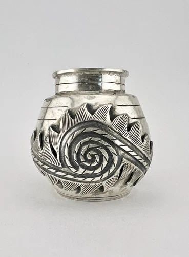 RARE VINTAGE NAVAJO STERLING SILVER DETAILED TRIBAL OVERLAY SCENE POT VASE (1 of 2)