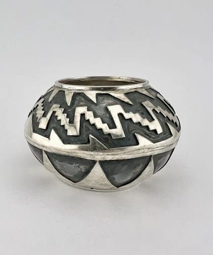 RARE VTG NAVAJO STERLING SILVER DETAILED DEEP STAMPED TRIBAL OVERLAY WEED POT (1 of 2)