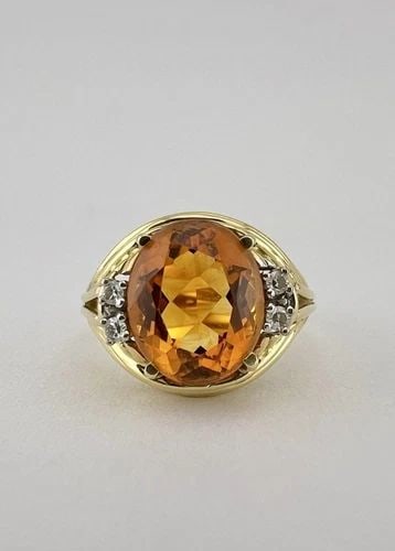 VINTAGE 18K YELLOW GOLD OVAL CUT GOLDEN CITRINE & PAVE DIAMONDS RING: VINTAGE 18K YELLOW GOLD OVAL CUT GOLDEN CITRINE & PAVE DIAMONDS RING Vintage 18k Yellow Gold Oval Cut Golden Citrine & Pave Diamonds Ring Ring Size: 7.5 - Can be Resized Weight is 5.8 Grams on my scal