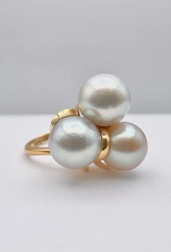 VINTAGE 18K YELLOW GOLD 8MM WHITE & LIGHT GREY PEARL CLUSTER RING: VINTAGE 18K YELLOW GOLD 8MM WHITE & LIGHT GREY PEARL CLUSTER RING Vintage 18K Yellow Gold 8mm White & Light Grey Pearl Cluster Ring Ring Size: 6.25 - Can Be Resized Total Weight is 5.8 Grams on my Sca