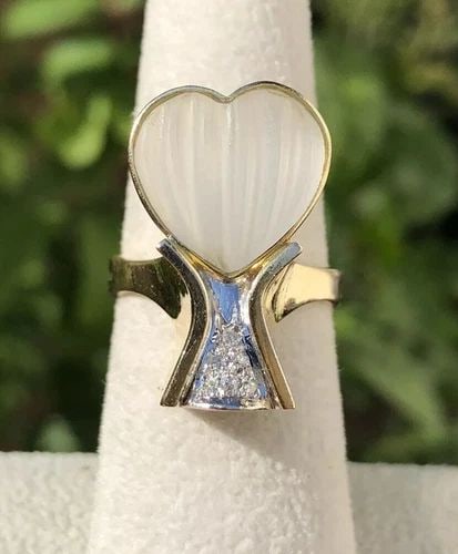 ESTATE DESIGNER 14K YELLOW GOLD CARVED ROCK CRYSTAL HEART & DIAMOND RING: ESTATE DESIGNER 14K YELLOW GOLD CARVED ROCK CRYSTAL HEART & DIAMOND RING Estate Designer 14k Yellow Gold Carved Rock Crystal Heart & Diamond Ring Size: 6.25 - Can Be Resized Weight is 8.6 Grams on my 