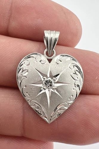 DESIGNER .900 PLATINUM .14CT ROUND BRILLIANT DIAMOND ENGRAVED LOVE HEART PENDANT: DESIGNER .900 PLATINUM .14CT ROUND BRILLIANT DIAMOND ENGRAVED LOVE HEART PENDANT Designer .900 Platinum & .14ct Round Brilliant Diamond Engraved Love Heart Pendant Size: 1 1/8" Tall With Bail By 7/8" 