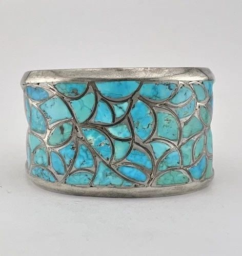 ALICE LEEKYA HOMER ZUNI STERLING TURQUOISE FISHSCALE INLAY CUFF BRACELET 103.4G: ALICE LEEKYA HOMER ZUNI STERLING TURQUOISE FISHSCALE INLAY CUFF BRACELET 103.4G Vintage Alice Leekya Homer Zuni Sterling Silver Turquoise Fishscale Inlay Cuff Bracelet 103.4g Cuff is 5 1/4" tip to Tip
