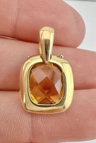 DESIGNER CRISO ITALIAN 18K YELLOW GOLD NATURAL FACETED GOLDEN CITRINE PENDANT: DESIGNER CRISO ITALIAN 18K YELLOW GOLD NATURAL FACETED GOLDEN CITRINE PENDANT Designer CRISO Italian 18k Yellow Gold Natural Faceted Golden Citrine Pendant Size: 1" Tall With bail By 5/8" Wide Metal: 