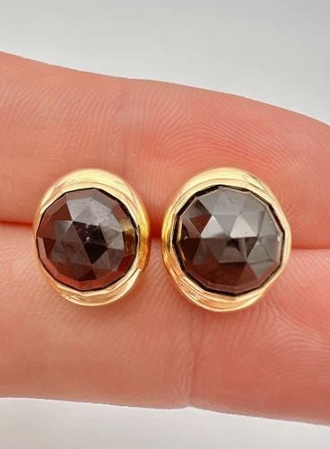 ANTIQUE 18K YELLOW GOLD FACETED BOHEMIAN GARNET POINT STUD POST EARRINGS: ANTIQUE 18K YELLOW GOLD FACETED BOHEMIAN GARNET POINT STUD POST EARRINGS Antique 18k Yellow Gold Faceted Bohemian Garnet Point Stud Post Earrings Size: 1/2" Tall By 3/8" Wide Metal: 18k Yellow Gold - 