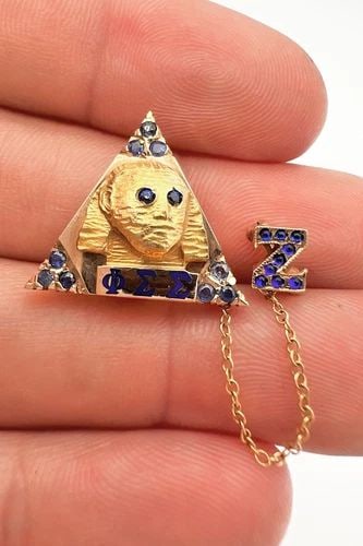 VTG 10K YELLOW GOLD PHI SIGMA SIGMA SPHINX & SAPPHIRE SORORITY COLLEGE PIN 7.5G: VTG 10K YELLOW GOLD PHI SIGMA SIGMA SPHINX & SAPPHIRE SORORITY COLLEGE PIN 7.5G Vintage 10k Yellow Gold Phi Sigma Sigma Sphinx & Sapphire Sorority College Pin Size: 3/4" Tall & Wide - Small Pin is 1/4