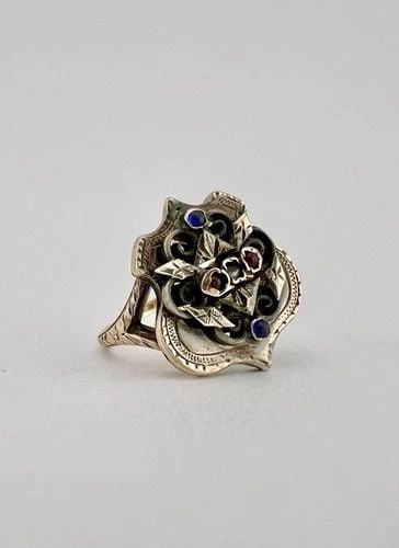 ANTIQUE VICTORIAN 9K ROSE GOLD ENGRAVED SIGNET CREST WOMEN'S RING: ANTIQUE VICTORIAN 9K ROSE GOLD ENGRAVED SIGNET CREST WOMEN'S RING Antique Victorian 9k Rose Gold Engraved Signet Crest Women's Ring Ring Size: 6.5 - Can Be Resized Face of The Ring is 3/4" Tall (19mm)
