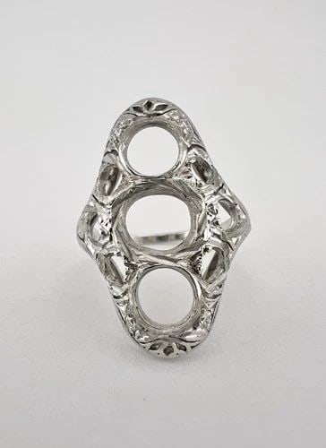 ANTIQUE ART DECO PLATINUM FILIGREE SETTING MOUNT MOUNTING RING: ANTIQUE ART DECO PLATINUM FILIGREE SETTING MOUNT MOUNTING RING Antique Art Deco Platinum Filigree Setting Mount Mounting Ring Ring is a Engagement Ring Mounting With No Center Stone Center Can Fit A 6
