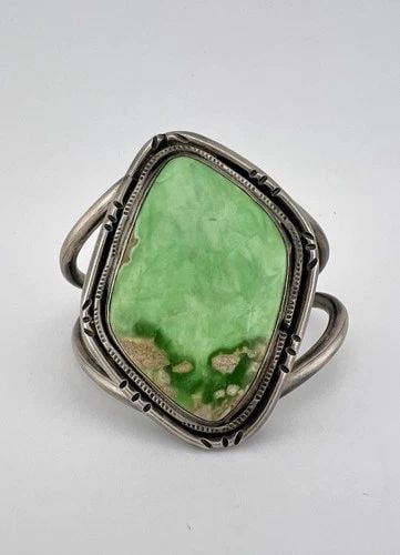 HUGE VTG NAVAJO STERLING SILVER HIGH GRADE ROYSTON TURQUOISE CUFF BRACELET 70G: HUGE VTG NAVAJO STERLING SILVER HIGH GRADE ROYSTON TURQUOISE CUFF BRACELET 70G HUGE Vtg Navajo Sterling Silver High Grade Royston Turquoise Cuff Bracelet 70g Cuff is 5" tip to Tip and has a 1 1/2" Wid