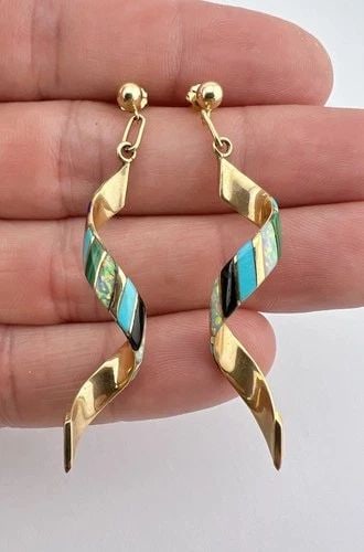 VTG NAVAJO 14K YELLOW GOLD FLUSH MULTI GEM SNAKE SWIRL DANGLE EARRINGS 2 1/8": VTG NAVAJO 14K YELLOW GOLD FLUSH MULTI GEM SNAKE SWIRL DANGLE EARRINGS 2 1/8" Vtg Navajo 14k Yellow Gold Flush Multi Gem Snake Swirl Dangle Earrings 2 1/8" Size: 2 1/8" Tall With Dangle & 3/8" Wide We