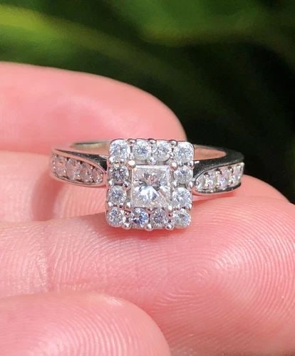 DESIGNER 14K WHITE GOLD 0.25CT PRINCESS CUT DIAMOND HALO ENGAGEMENT RING 1.00TCW: DESIGNER 14K WHITE GOLD 0.25CT PRINCESS CUT DIAMOND HALO ENGAGEMENT RING 1.00TCW Designer 14K White Gold 0.25Ct Princess Cut Diamond Halo Engagement Ring 1.00tcw Size: 5.5 Weight is 4.4 Grams on my sc