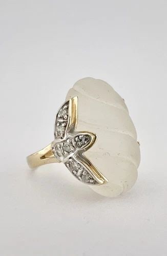 DESIGNER 14K YELLOW GOLD FROSTED CARVED ROCK CRYSTAL & DIAMOND RING: DESIGNER 14K YELLOW GOLD FROSTED CARVED ROCK CRYSTAL & DIAMOND RING Designer 14k Yellow Gold Frosted Carved Rock Crystal & Diamond Ring Size: 7.25 - Can Be Resized Weight is 5.2 Grams on my scale Meta