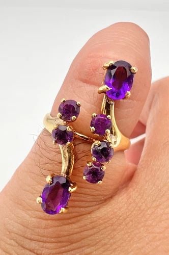DESIGNER MODERNIST 18K YELLOW GOLD NATURAL PURPLE AMETHYST FREE FORM RING: DESIGNER MODERNIST 18K YELLOW GOLD NATURAL PURPLE AMETHYST FREE FORM RING Designer Modernist 18K Yellow Gold Natural Purple Amethyst Free Form Ring Size: 6.5 - Can be Resized With Out Damage Weight is