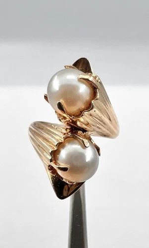 VINTAGE DESIGNER 14K YELLOW GOLD BYPASS NATURAL 6.5MM PEARL RING: VINTAGE DESIGNER 14K YELLOW GOLD BYPASS NATURAL 6.5MM PEARL RING Vintage Designer 14K Yellow Gold Bypass Natural 6.5mm Pearl Ring Ring Size: 4 - Can Be Resized Metal: 14k Yellow Gold Weight is 5.2 Gra