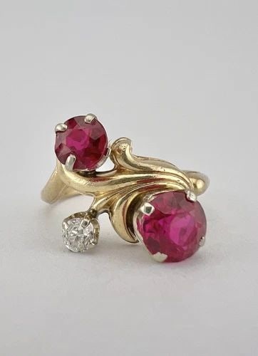 ANTIQUE ART NOUVEAU 14K YELLOW GOLD RED SYNTHETIC RUBY & DIAMOND FLORAL RING: ANTIQUE ART NOUVEAU 14K YELLOW GOLD RED SYNTHETIC RUBY & DIAMOND FLORAL RING Antique Art Nouveau 14K Yellow Gold Red Synthetic Ruby & Diamond Floral Ring Size: 8 - Can Be Resized Up Without Damaging W