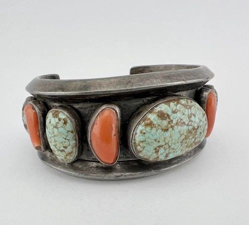 EARLY NAVAJO STERLING SILVER #8 TURQUOISE & CORAL CARINATED CUFF BRACELET 116G: EARLY NAVAJO STERLING SILVER #8 TURQUOISE & CORAL CARINATED CUFF BRACELET 116G Early Navajo Ingot Sterling Silver #8 Turquoise & Coral Carinated Cuff Bracelet 116g Cuff is 5 1/4" tip to Tip and has a 