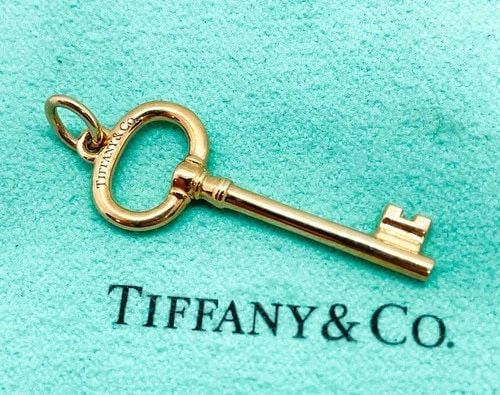 AUTHENTIC TIFFANY & CO. 18K - 750 YELLOW GOLD OVAL KEY PENDANT 1.5" - 2.8G: AUTHENTIC TIFFANY & CO. 18K - 750 YELLOW GOLD OVAL KEY PENDANT 1.5" - 2.8G Authentic Tiffany & Co. 18K - 750 Yellow Gold Oval Key Pendant 1.5" - 2.8g Size: Slightly Over 1 1/2" Tall With Baul by 1/2"W
