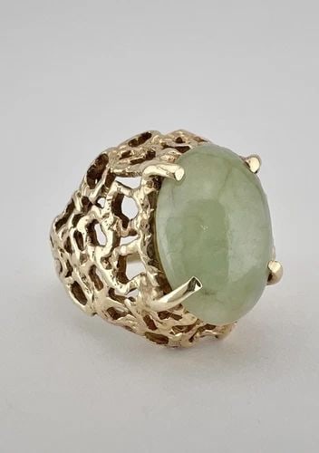 VINTAGE BRUTALIST 10K YELLOW GOLD CABOCHON LIGHT GREEN JADE COCKTAIL RING: VINTAGE BRUTALIST 10K YELLOW GOLD CABOCHON LIGHT GREEN JADE COCKTAIL RING Vintage Brutalist 10k Yellow Gold Cabochon Light Green Jade Cocktail Ring Ring Size: 7.25 - Can Be Resized Metal: 10k Yellow G