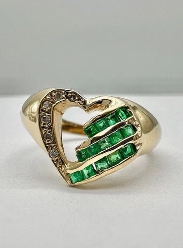 DESIGNER 18K YELLOW GOLD CHANNEL SET GREEN EMERALD & DIAMOND HEART LOVE RING: DESIGNER 18K YELLOW GOLD CHANNEL SET GREEN EMERALD & DIAMOND HEART LOVE RING Designer 18k Yellow Gold Channel Set Green Emerald & Diamond Heart Love Ring Size: 9.5 - Can Be Resized Weight is 4.6 Grams